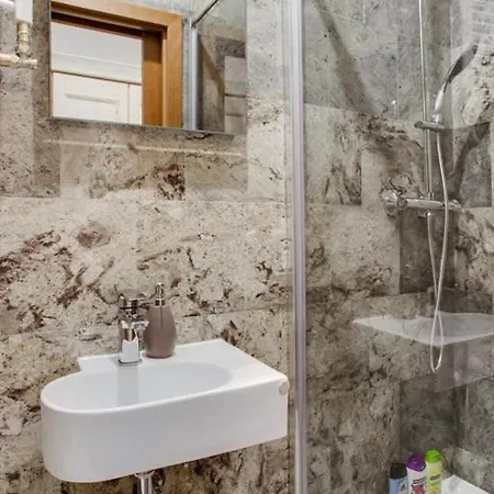 Luxury & Quiet Charming 2bds Near River - Nek2nd Apartament Praga