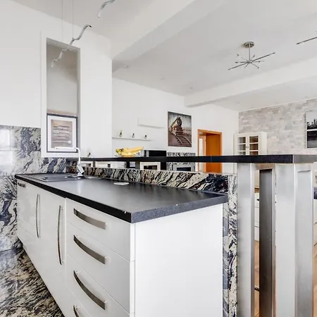 Luxury & Quiet Charming 2bds Near River - Nek2nd Apartament Praga